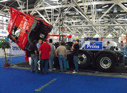 Squadra di professionisti ed ingegneri al lavoro all'interno dell'officina specializzata nell'installazione di impianti metano