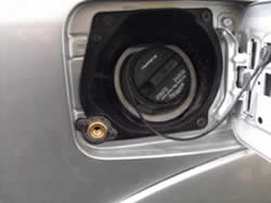 Carica gpl posizionata nel vano rifornimento benzina su Subaru Outback 3.0 con impianto gpl Vialle 2fuel